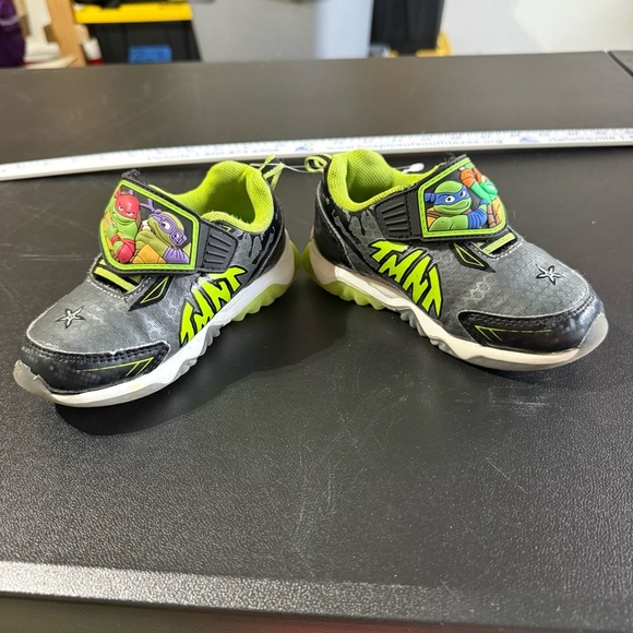 TMNT Teenage Mutant Ninja Turtles Light Up Sneakers - Picture 8 of 9